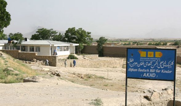 Klinikgebäude, Schild mit Schrift und Logo der Afghanischen Kinderhilfe Deutschland e.V., Tagesklinik Deh Sabz