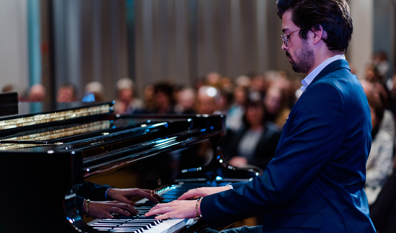 Farid Ziayee am Klavier; Foto: Heike Katthagen