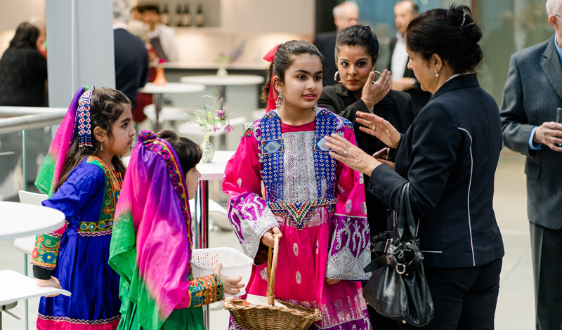 Kinder in traditioneller afghanischer Tracht, Besucher des Benefizkonzertes