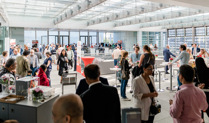 Viele Personen im Forum der Stadtsparkasse Düsseldorf