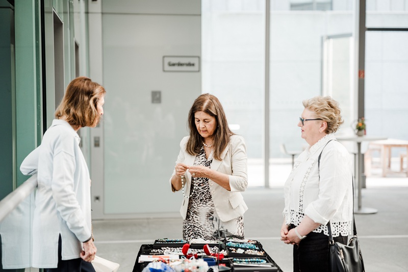 Drei Frauen am Schmuck-Stand; Bildrechte: Stadtsparkasse Düsseldorf/Heike Katthagen