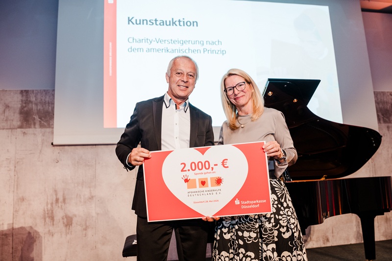 Naim Ziayee und Henriette Six mit einem Scheck über 2.000 Euro; Bildrechte: Stadtsparkasse Düsseldorf/Heike Katthagen
