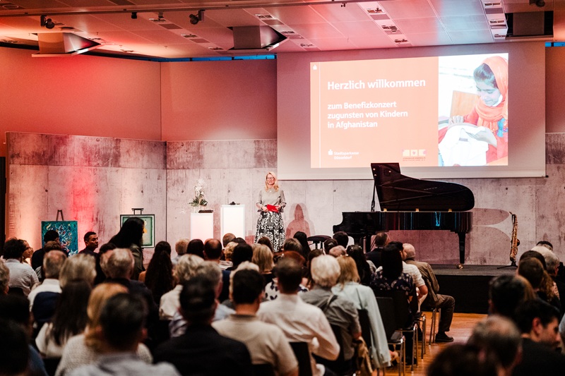 Henriette Six bei der Begrüßung; Bildrechte: Stadtsparkasse Düsseldorf/Heike Katthagen