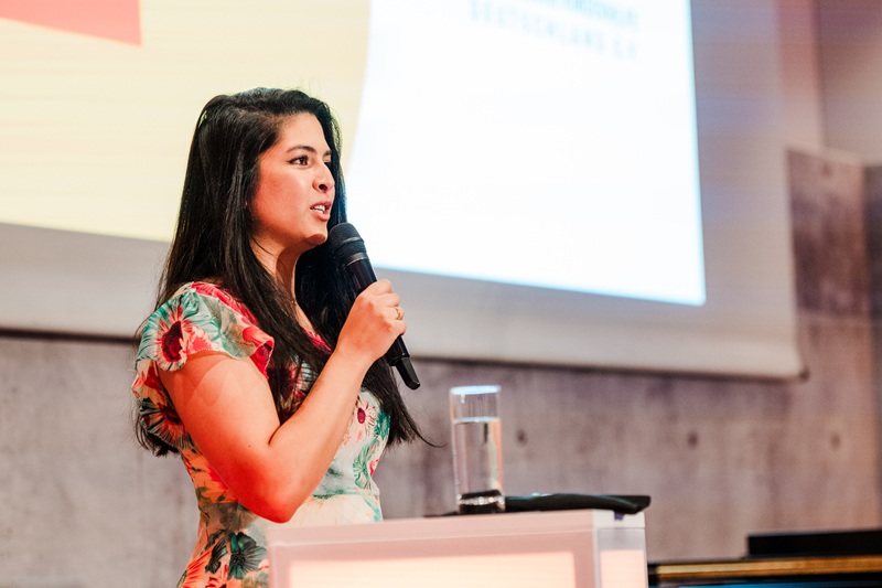 Sarina Ziayee bei der Präsentation der Projekte; Bildrechte: Stadtsparkasse Düsseldorf/Heike Katthagen
