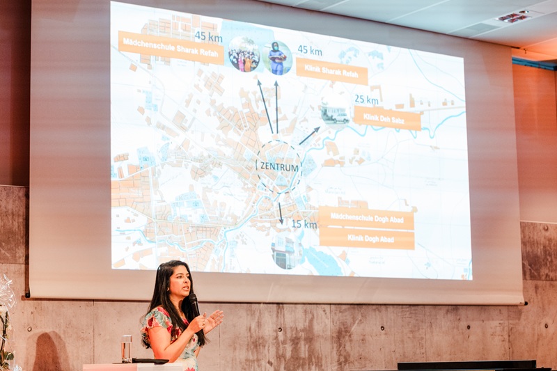 Sarina Ziayee bei der Präsentation der Projekte; Bildrechte: Stadtsparkasse Düsseldorf/Heike Katthagen